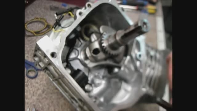 Двигатель Honda GX160 сборка новой поршневой группы_The Honda GX160 Engine Assembly New Piston Group