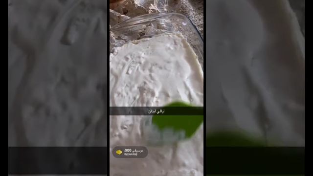٣ ك حليب و١ ك سميد و٣ م كبار سكر وم ص فانيلا حسب رغبتكم ع النار ليثقل وع فوقها علبه قشطه ومكسرات