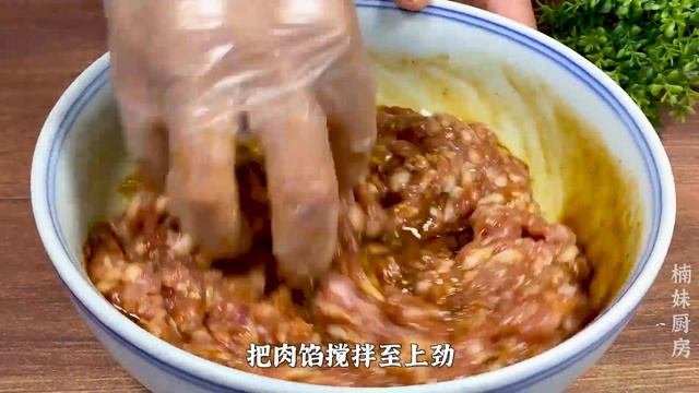 白菜饺子馅怎么调才香？教你正确做法，鲜嫩又多汁