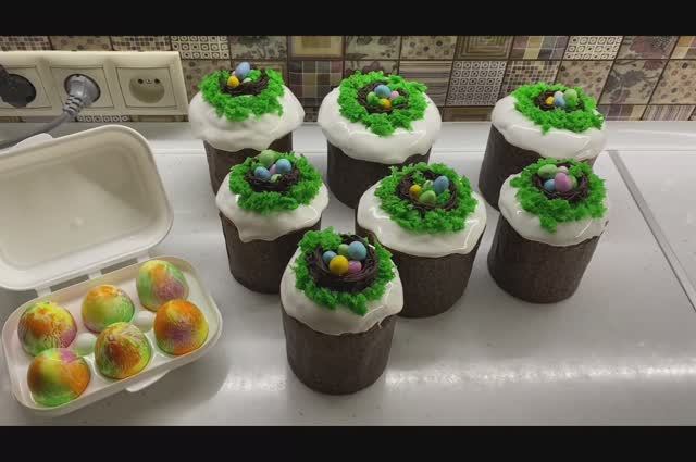 Пеку и украшаю куличи! Молекулярный (бисквитный) мох, шоколадные гнезда.