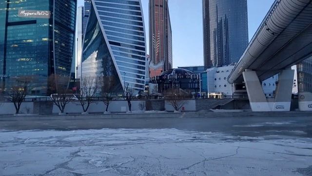 Речной трамвай зимой