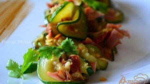 Салат из цукини с беконом