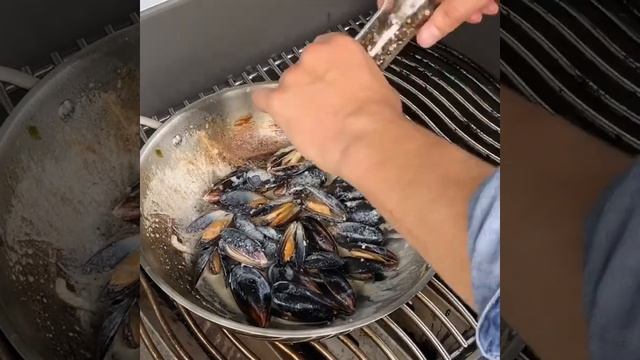 Нежные мидии на гриле морепродукты. смотреть онлайн