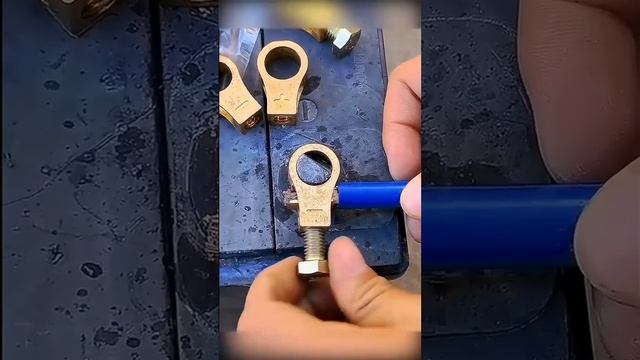 Применение ремонтной клемы для аккумулятора.