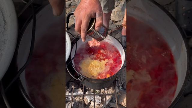 БОРЩ РЕЦЕПТ КАМЧАТКИ ПОХОДНАЯ КУХНЯ на СПЛАВЕ среди МЕДВЕДЕЙ