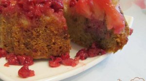 Пирог с яблоками и красной смородиной