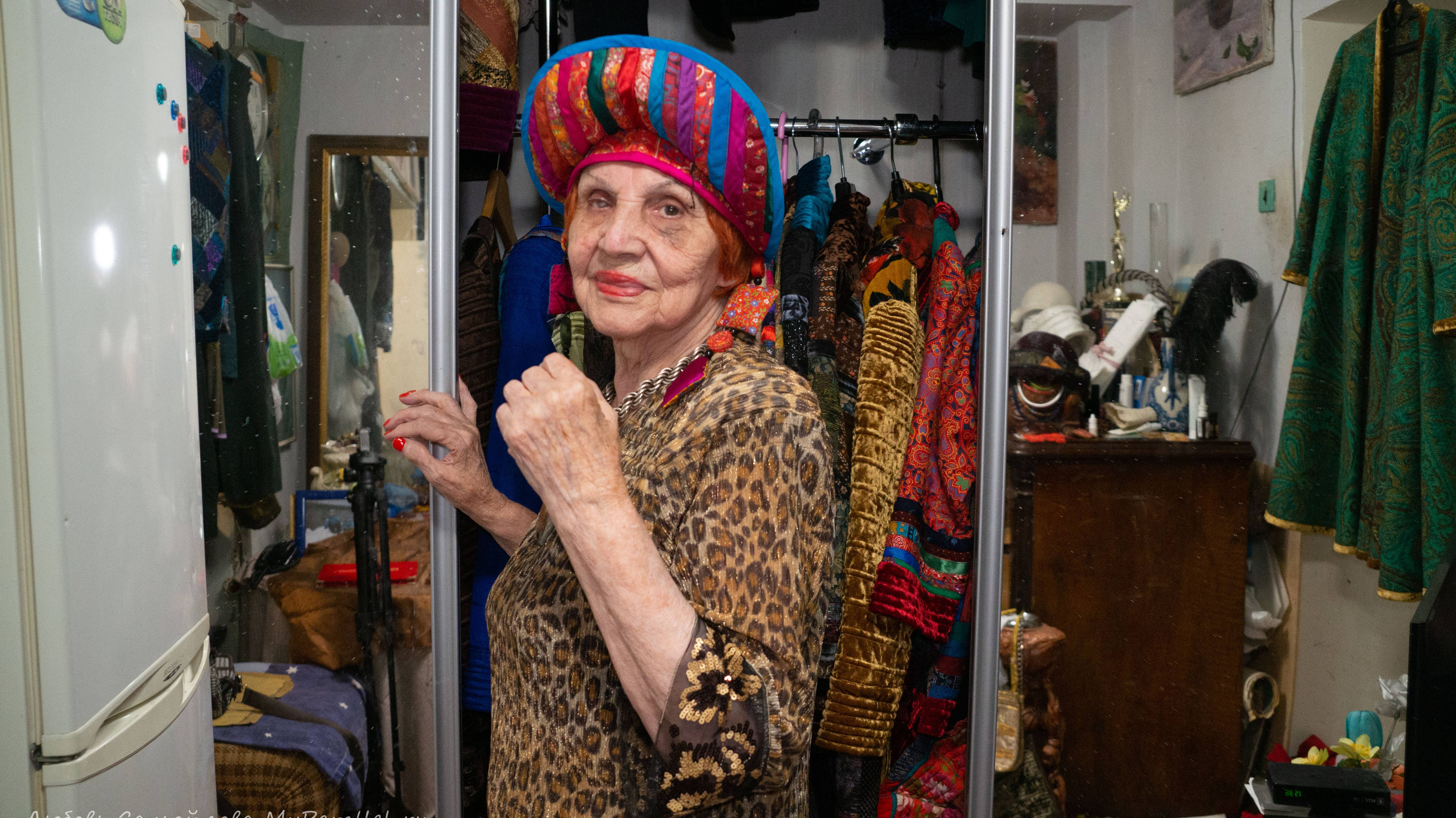 93-летняя Татьяна Смирнова показала мастерскую и рассказала о поездке в Китай