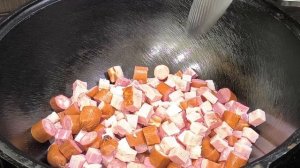 Солянка мясная сборная в казане на плите