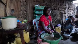 В ГОРОДКЕ БАМБУРИ АНН ГОТОВИТ ЧАПАТИ в ПОСЁЛКЕ НЕПОДАЛЁКУ ОТ МТВАПА