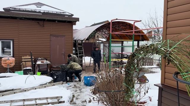 Навес для машины во дворе частного дома 6х5 с кровлей из поликарбоната от мастерской Спецкаркас