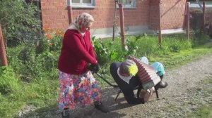 "ЛЕЖИТ  Мужик  Ничей"  ( от Автора ).  Этот прикольный  Клип в Ютубе  набрал 20 млн. просмотров!