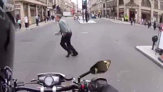 Байкер прикалывается