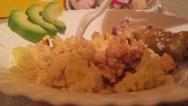 ASMR Eating - Chicken and millet porridge and avocado / АСМР еда чавканье шепот - Курица с пшенкой