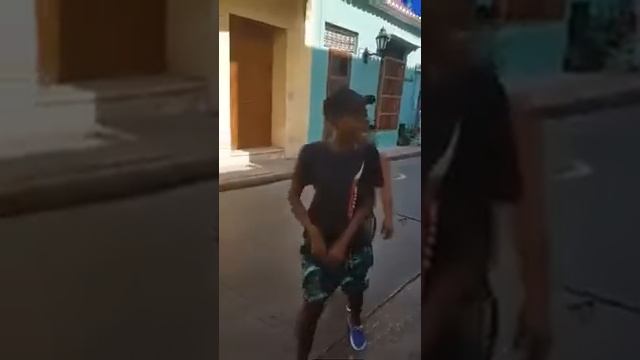 круто поют на улице!! Смотреть всем.