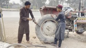 Шины трактора лопнули, и трактор был сброшен в канализацию ｜ Завершите процесс ремонта