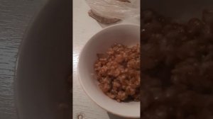 Каша из цельнозерновой пшеницы со сливочным маслом. Крестьянская еда.