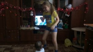 Девочки любят танцевать)