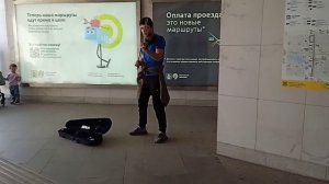 У метро. Подскажите, что за музыка.