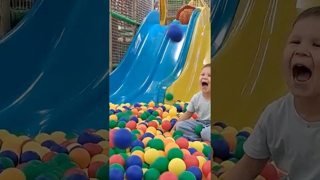 Ребенок катается с горки на детской площадке