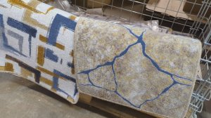 Отдел с посудой, белорусские коврики, золотистые панели, садовые товары. Ушла с покупками