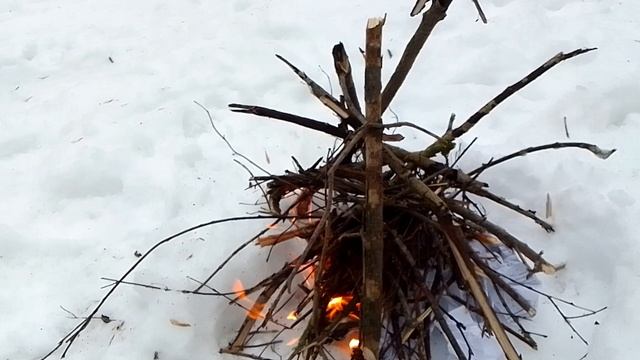 кас, разжигаю костёр на Волге