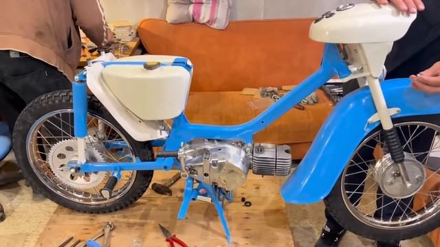 Восстановление заброшенного старого мотоцикла Jawa 50 с двухтактным двигателем 1977 года смотреть онлайн