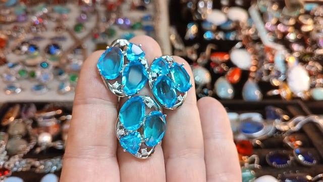 Коллекция  комплектов серег колец с камнем серебра и посеребрения.
