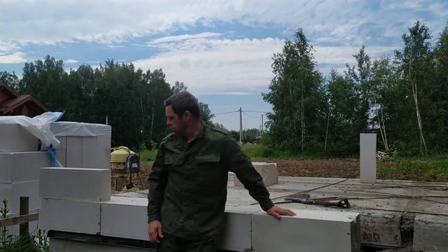 ПЕРВЫЙ РЯД ИЗ ГАЗОБЕТОНА. ВЫСТАВЛЯЮ ПЕРВЫЙ РЯД БЛОКОВ ГАЗОБЕТОНА ПО СВОЕМУ, ПО НИВЕЛИРУ. смотреть онлайн