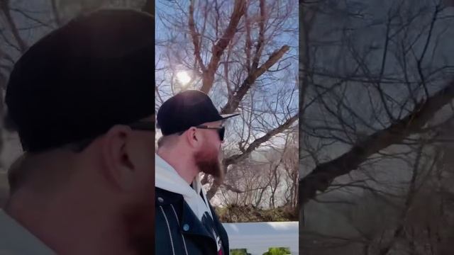 Решил на море слетать, пока Москва в лужах. Гремят под ногами капли дождя, которые создают мелодию! смотреть онлайн