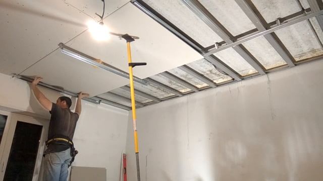 САМЫЙ ПРОСТОЙ И ЛЕГКИЙ МОНТАЖ ГИПСОКАРТОНА В ОДИНОЧКУ. БЕЗ ПОДЪЕМНИКА, ПОДРУЧНЫМ СПОСОБОМ. смотреть онлайн