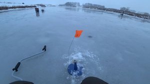 Первая рыбалка в 2025 году на жерлицы. Много сработок в плохую погоду