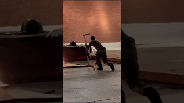 В Москве русский раненый на СВО боец почтил память павших воинов у Вечного огня