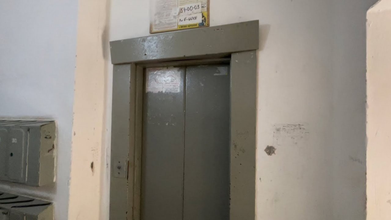 Обычная 111-83! Лифт МЛЗ 1990, по адресу: Улица Космонавтов, 27. смотреть онлайн