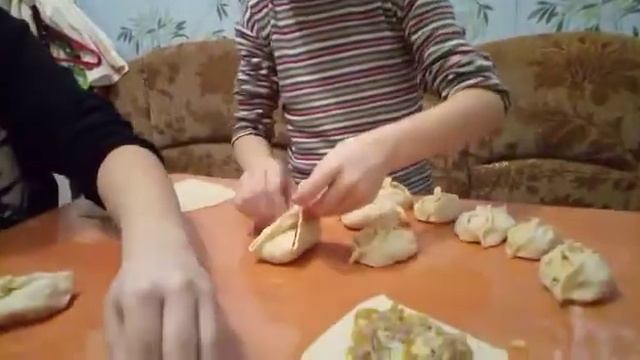 Радмир Русланович учит лепить манты