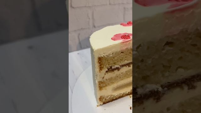 Влажный бисквит на кокосовой муке, миндальный марципан, хрустилант на молочном шоколаде и коко-крем