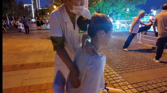 Best Street Massage I've Never Had in My Life | So Touched by Retired Chinese for their Happiness смотреть онлайн