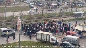 В Краснодаре кришнаиты танцуют у стелы КГБ, а православные идут крестным ходом по проспекту Чекистов