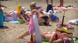Пляж у причала на Черном море в Анапе