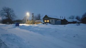 Спокойная зимняя прогулка по деревне, неспешная деревенская прогулка, домики, снег идет, зима