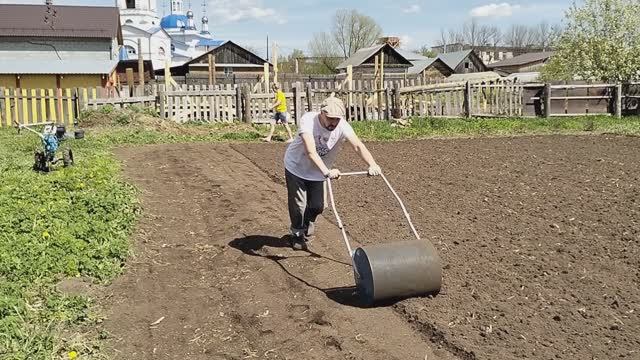 ГАЗОН СВОИМИ РУКАМИ ЗА 6 ЧАСОВ / Деревенька на Урале / Выпуск 22