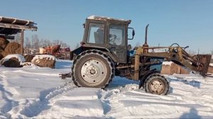 Трактор МТЗ 82  нелегко справляется с сеном .