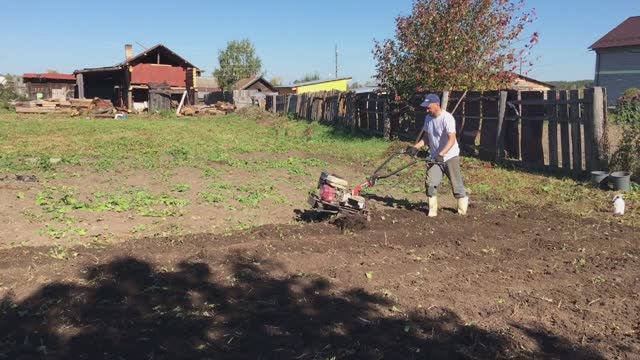 ВСПАХАЛИ ОГОРОД, НАПИЛИЛ ДРОВ /// Деревенька на Урале