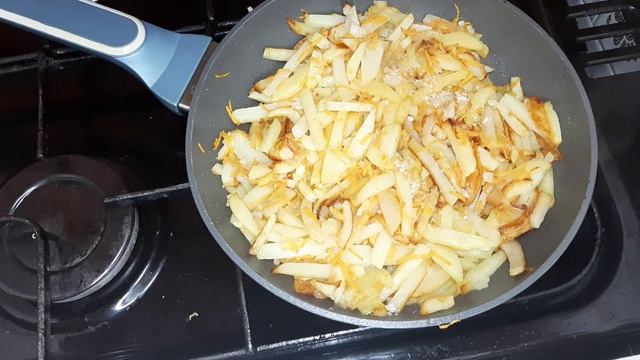 Борщ, жареная картошка с купатами, горячие бутерброды смотреть онлайн