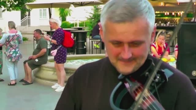 Геленджик  скрипка поет и  плачет на закате солнца