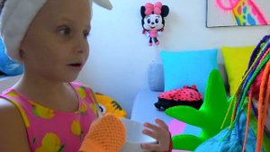Ева и папа с Алисой учат как правильно играть дома