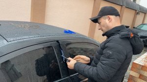 Закрылись ключи в автомобиле ,как открыть авто без ключей