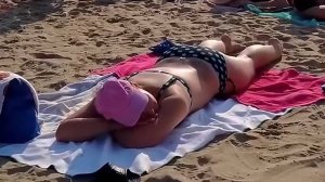 Пляж на закате и мутное море