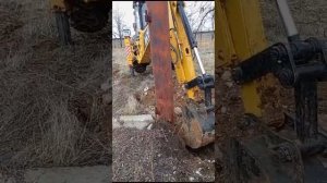 у дядь Юры ломают забор.