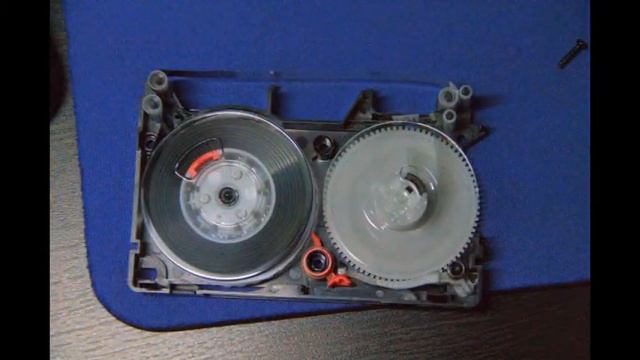 Fixing VHS-C cassette tape - placing parts back смотреть онлайн