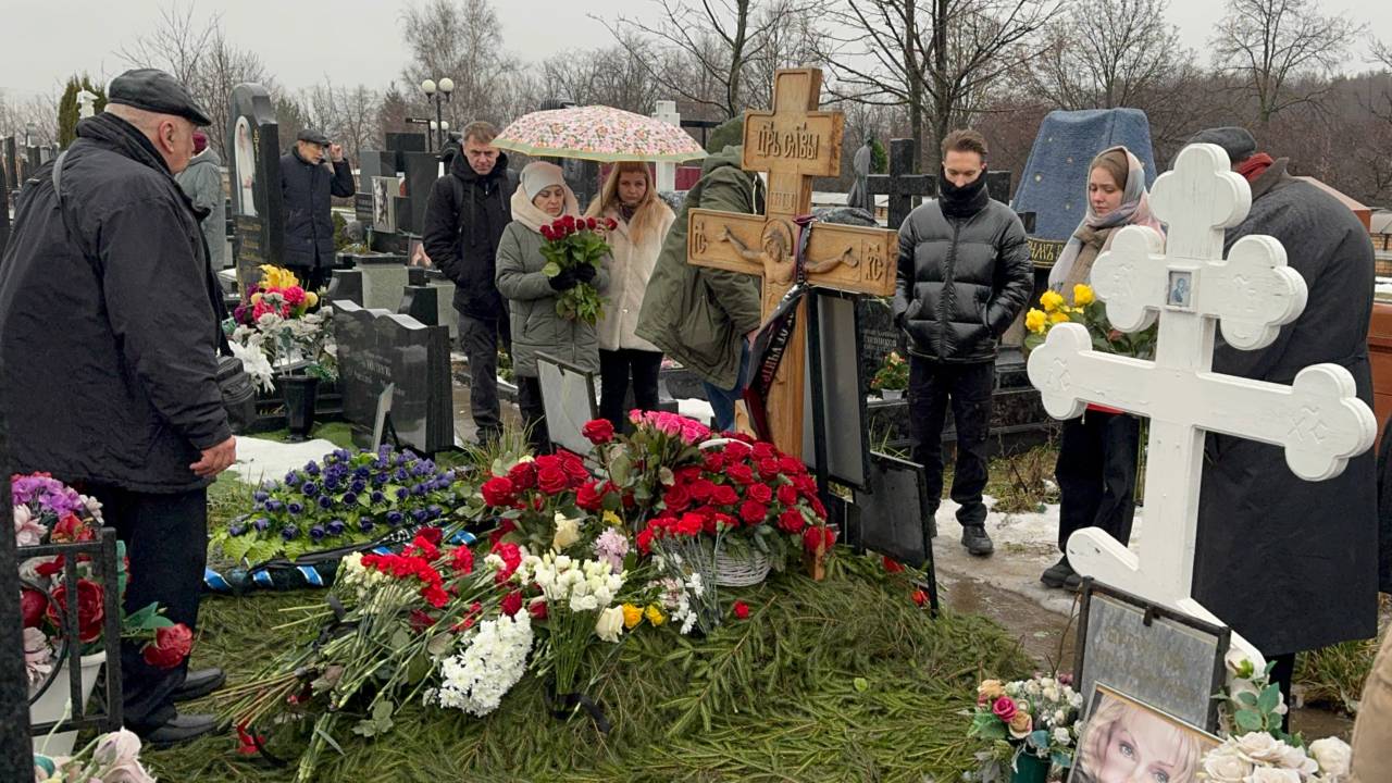 Друзья и коллеги приехали в годовщину смерти актёра Юрия Соломина🙏1 год со дня смерти. 11.01.2025.